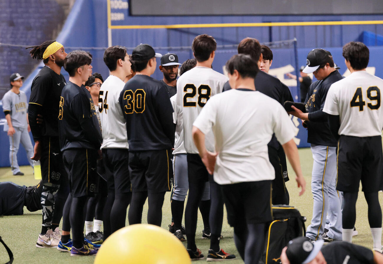中日対阪神　試合前、円陣を組む阪神投手陣（撮影・上山淳一）