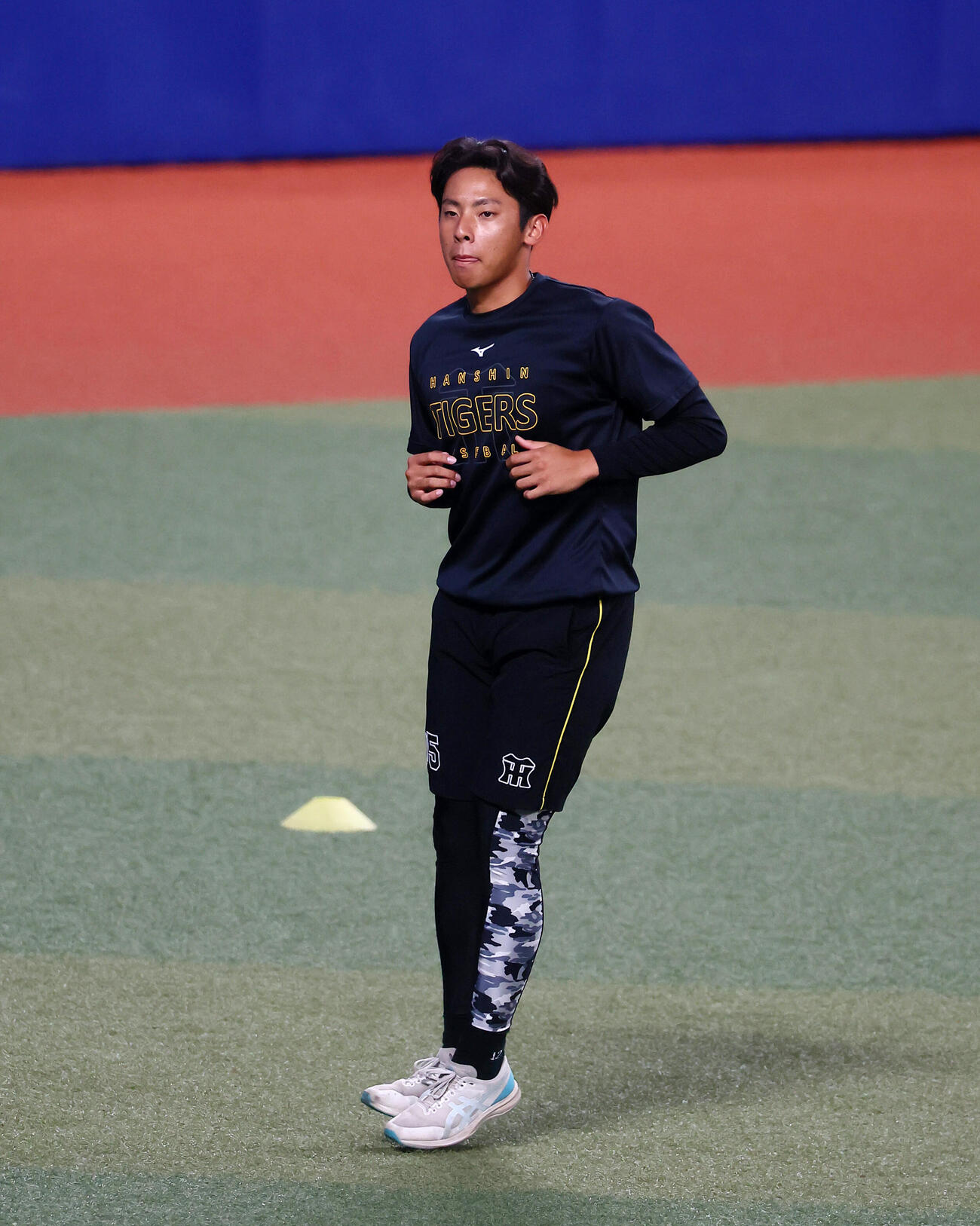中日対阪神　ウオーミングアップする阪神神宮僚介（撮影・加藤哉）