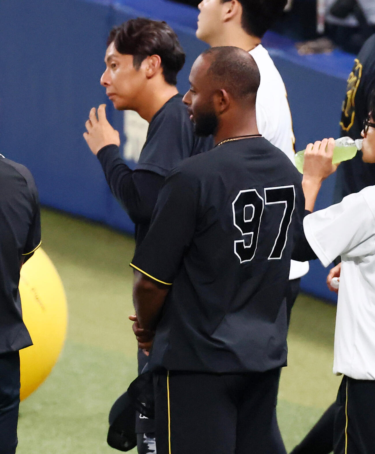 中日対阪神　1軍に合流した阪神アンダーソン・セベリーノ。左は神宮僚介（撮影・加藤哉）