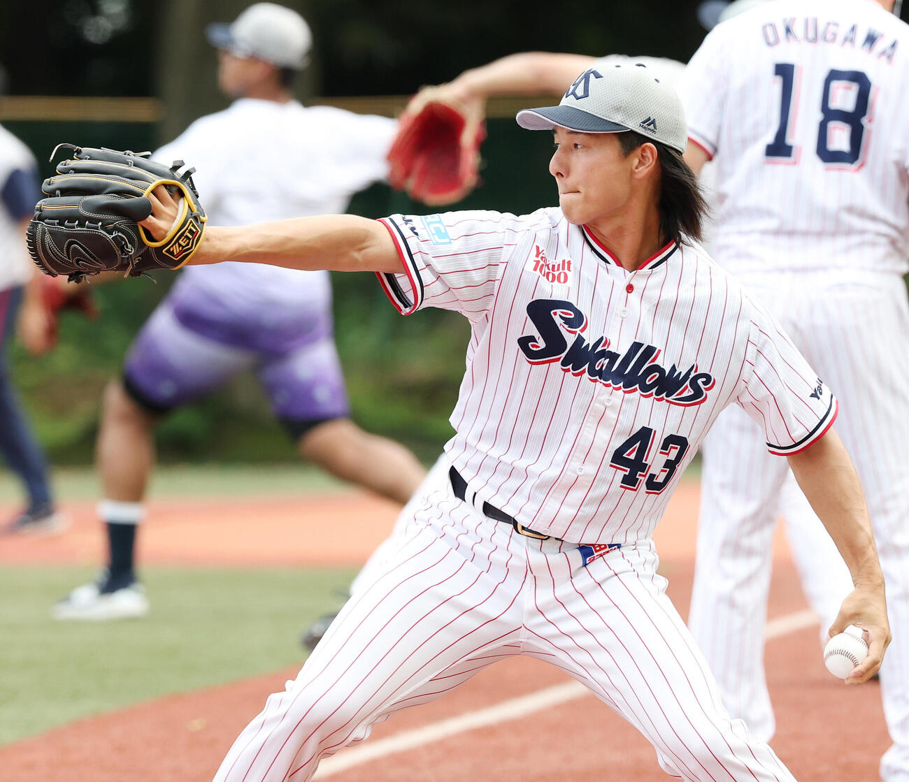 ヤクルト対巨人　試合前練習でキャッチボールするヤクルト増居翔太（撮影・宮地輝）