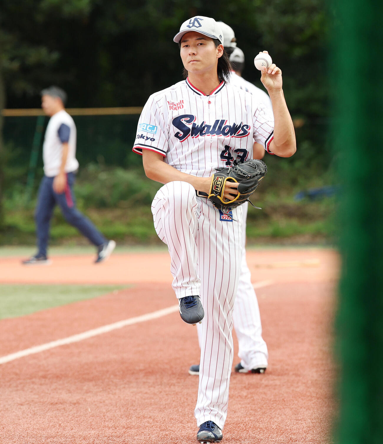 ヤクルト対巨人　試合前練習でキャッチボールするヤクルト増居翔太（撮影・宮地輝）