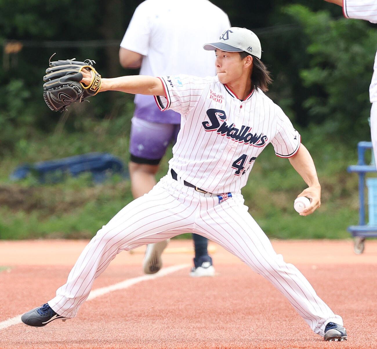 ヤクルト対巨人　試合前練習でキャッチボールするヤクルト増居翔太（撮影・宮地輝）