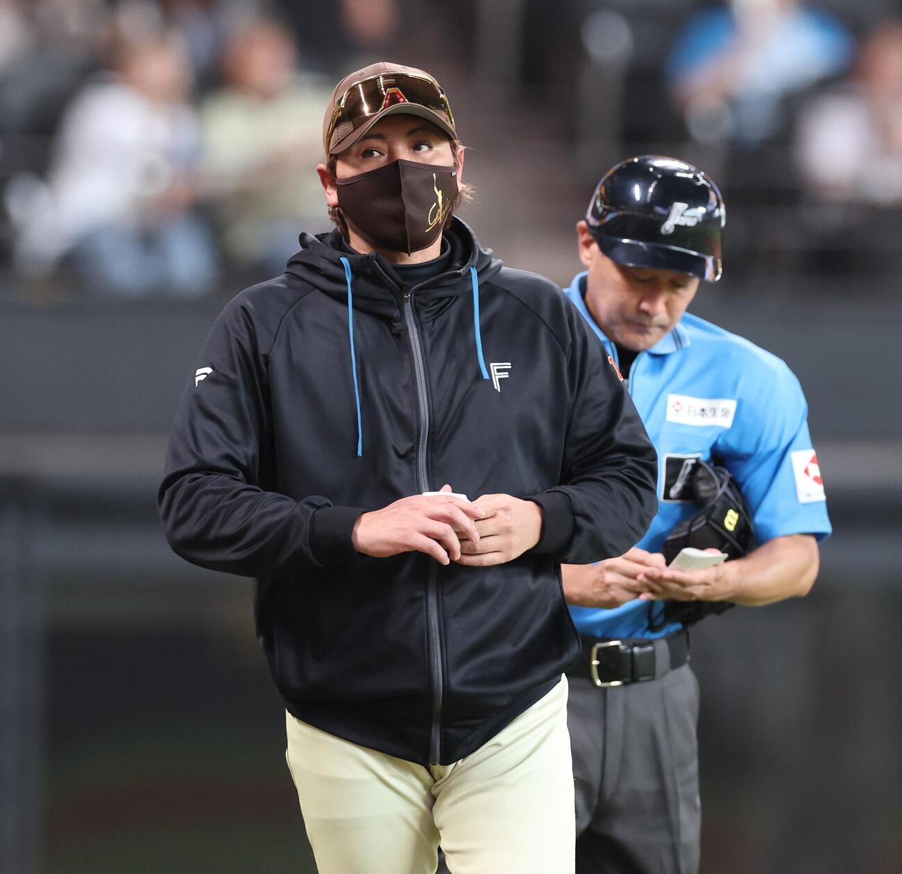 日本ハム対ソフトバンク　選手交代を告げる新庄剛志監督（撮影・黒川智章）