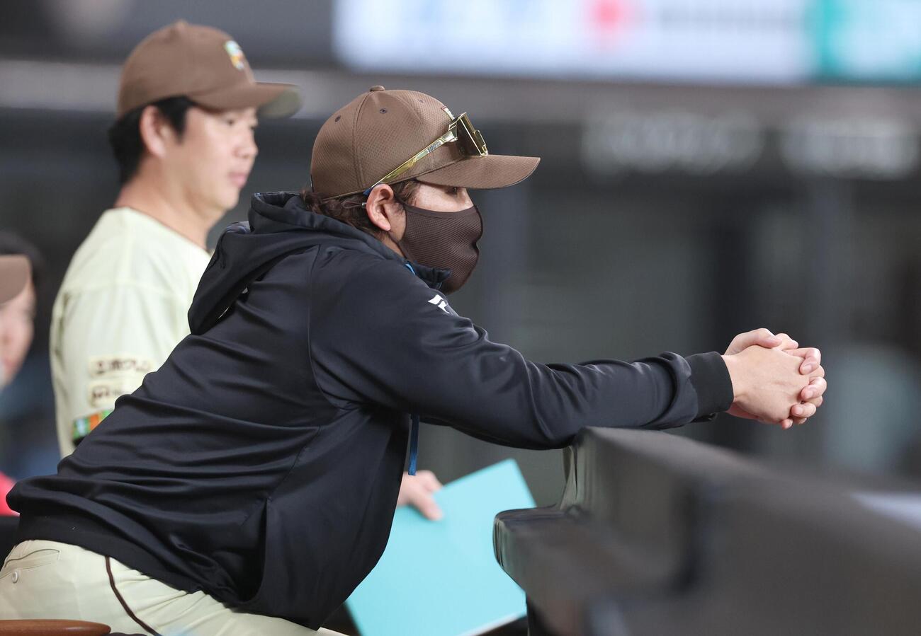 日本ハム対ソフトバンク　グラウンドを見つめる新庄剛志監督（撮影・黒川智章）