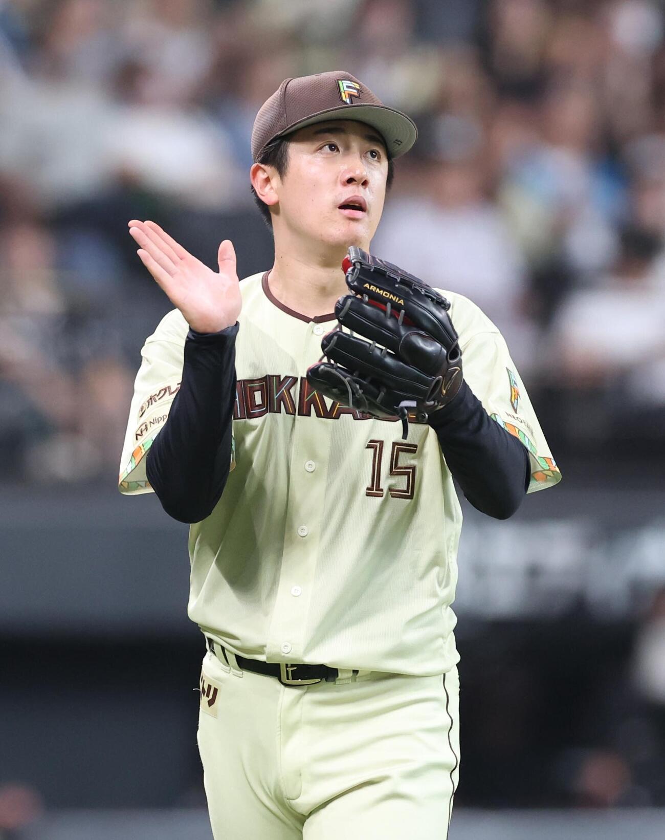 日本ハム対ソフトバンク　4回表、無失点に抑えグラブをたたく北山亘基（撮影・黒川智章）