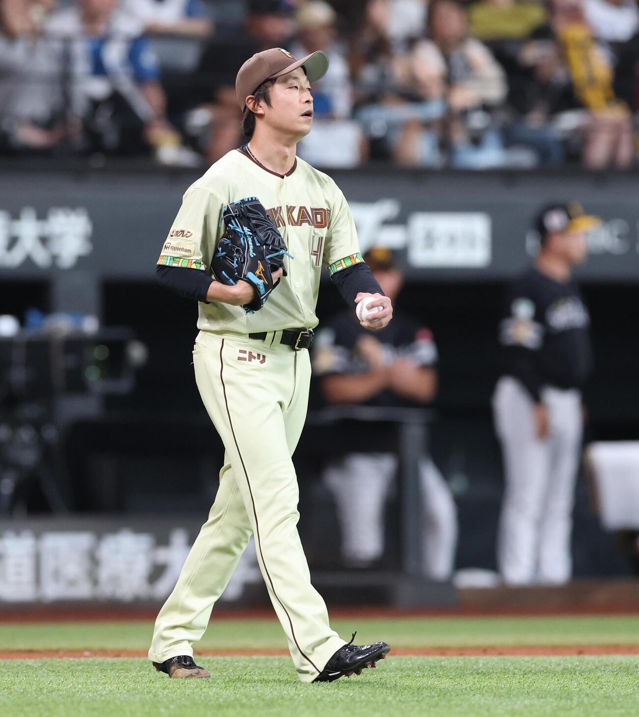 日本ハム対ソフトバンク　9回表、失点し渋い表情の島本浩也（撮影・黒川智章）