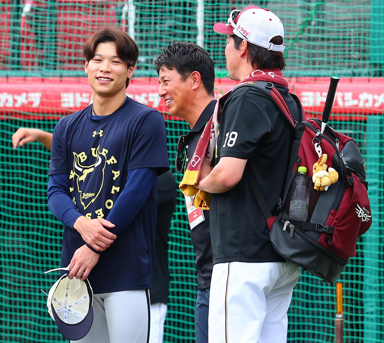 楽天対オリックス　試合前に談笑するPL学園出身者。左からオリックス中川圭太、平石洋介氏、楽天前田健太（撮影・野上伸悟）