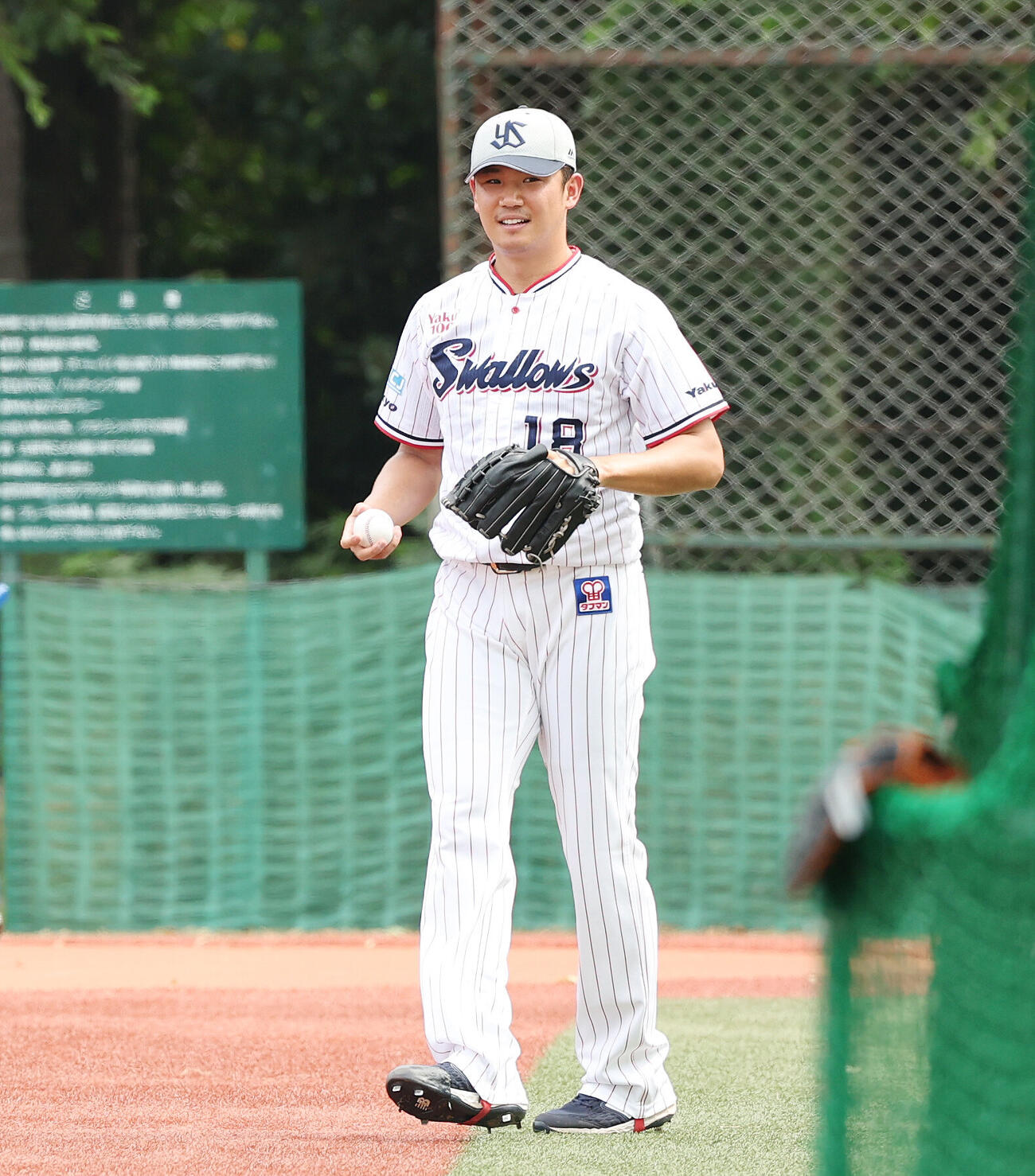 ヤクルト対巨人　試合前練習でキャッチボールするヤクルト奥川恭伸（撮影・宮地輝）
