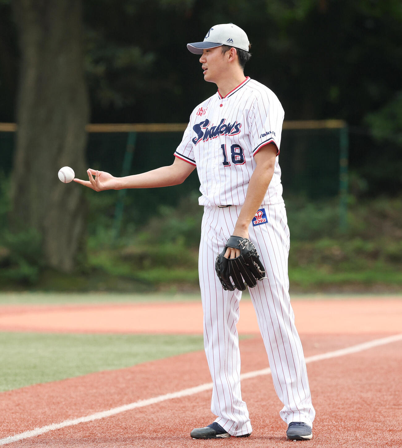 ヤクルト対巨人　試合前練習のキャッチボールを終えたヤクルト奥川恭伸（撮影・宮地輝）