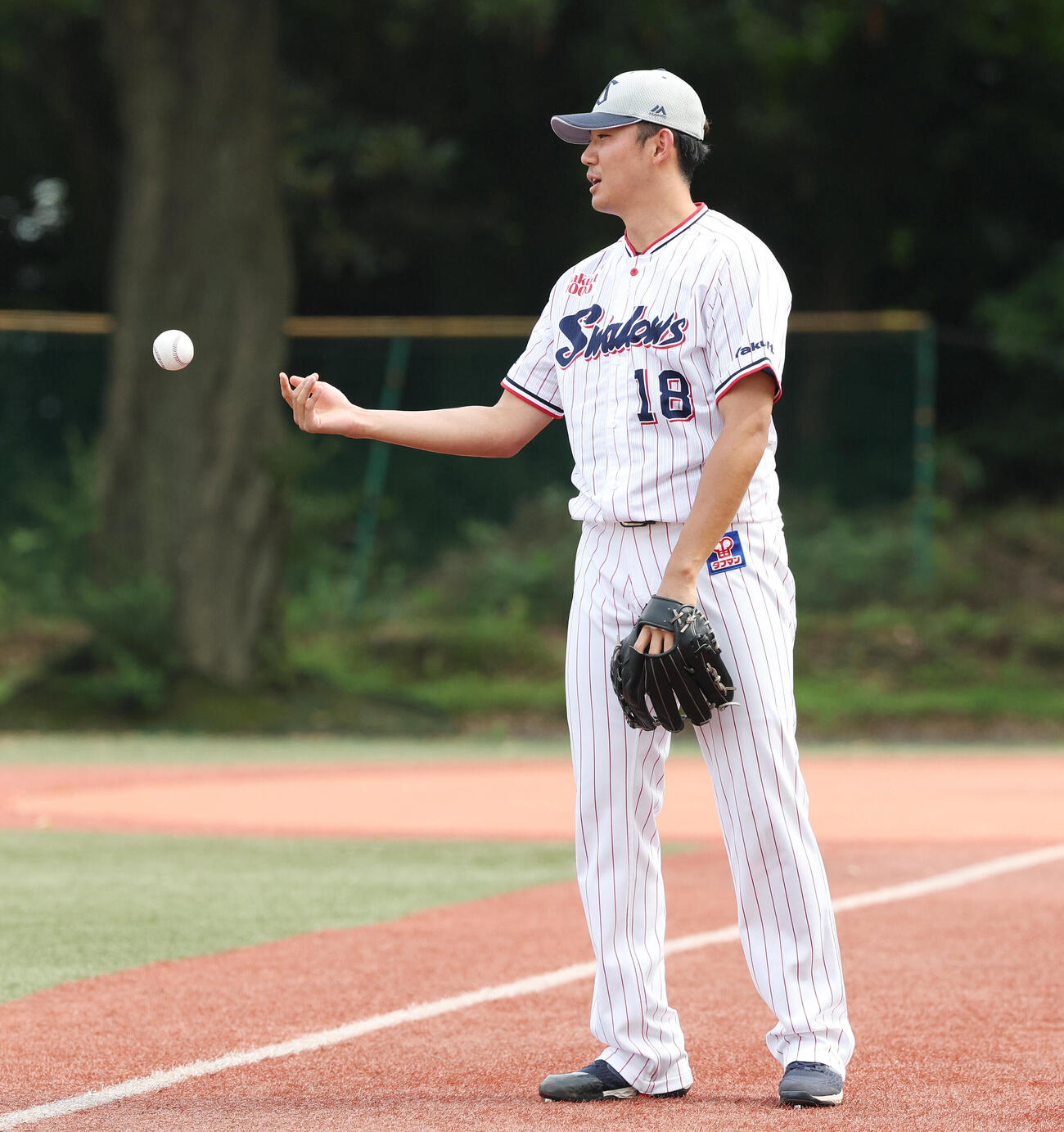 ヤクルト対巨人　試合前練習のキャッチボールを終えたヤクルト奥川恭伸（撮影・宮地輝）