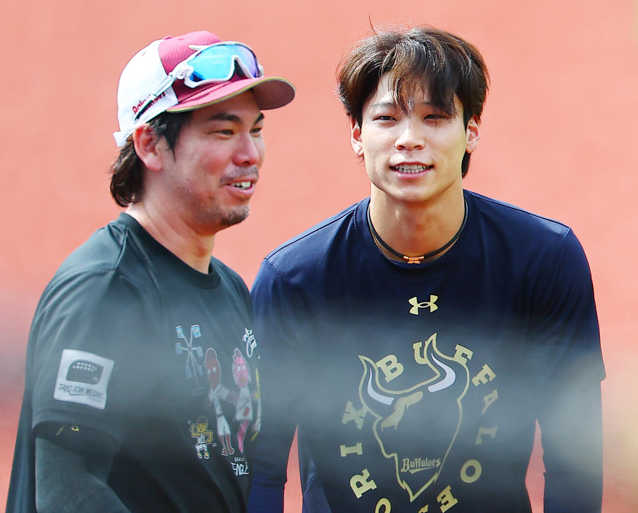 楽天対オリックス　PL学園出の先輩、楽天前田健太（手前）にあいさつするオリックス中川圭太（撮影・野上伸悟）