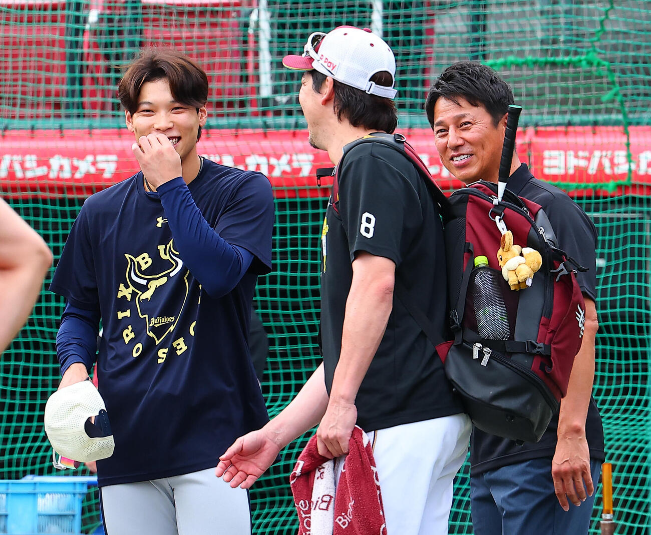 楽天対オリックス　試合前に談笑するPL学園出身者。左からオリックス中川圭太、楽天前田健太、平石洋介氏（撮影・野上伸悟）