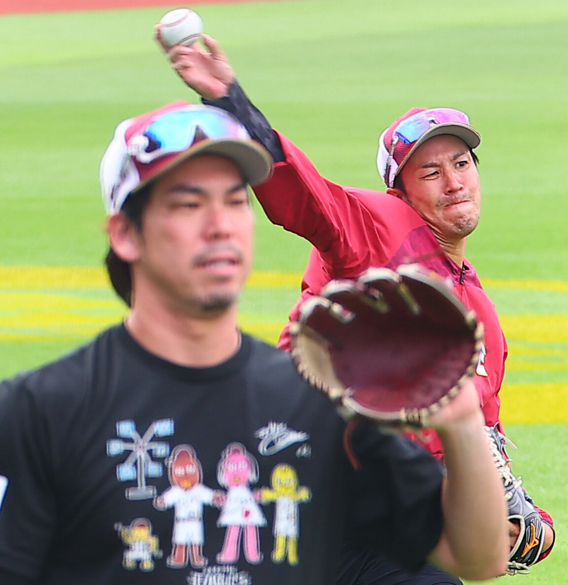 楽天対オリックス　試合前にキャッチボールする楽岸孝之。手前は前田健太（撮影・野上伸悟）