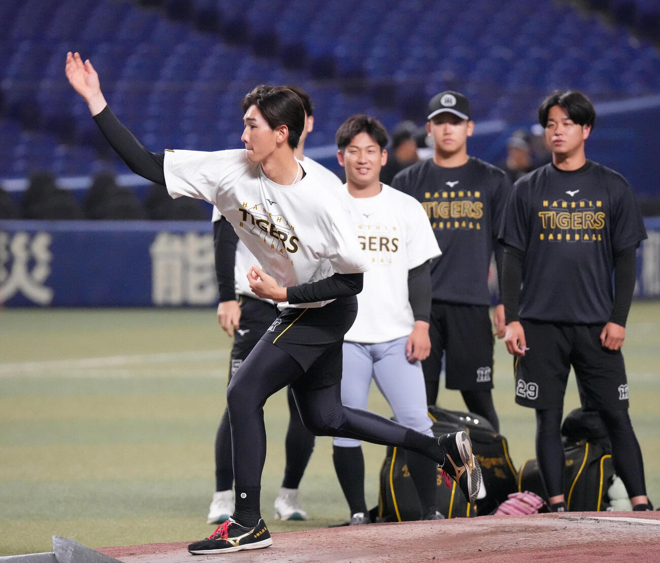中日対阪神　試合前、今朝丸裕喜（左）はマウンドの状態を確かめる（撮影・森本幸一）