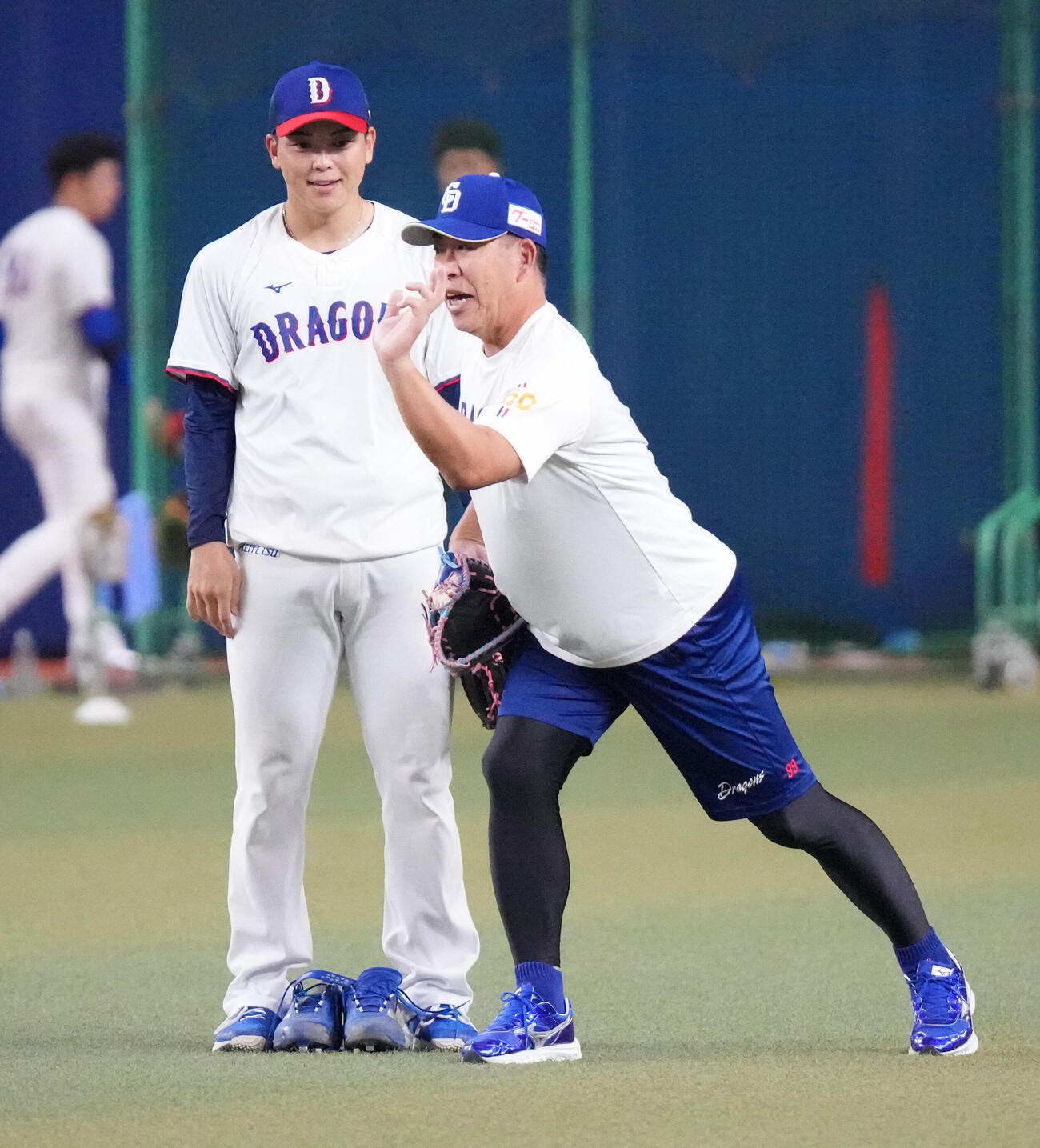 中日対阪神　試合前、言葉を交わす中日中西聖輝（左）と井上一樹監督（撮影・森本幸一）