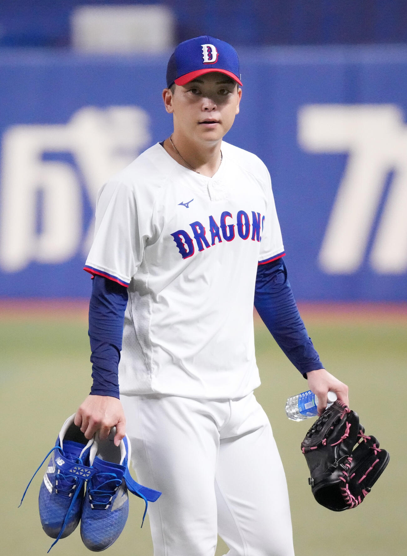 中日対阪神　試合前、練習を終えベンチへ戻る中日中西聖輝（撮影・森本幸一）