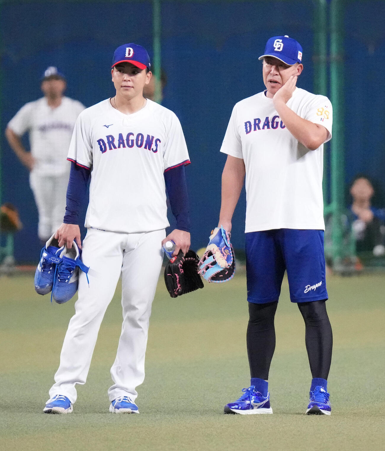中日対阪神　試合前、言葉を交わす中日中西聖輝（左）と井上一樹監督（撮影・森本幸一）