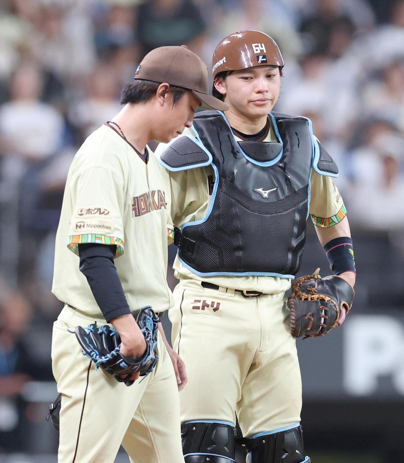 日本ハム対ソフトバンク　9回途中で降板する島本浩也（左）（撮影・黒川智章）