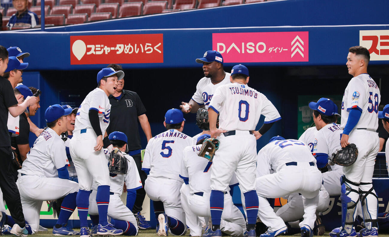 中日対阪神　中日ミゲル・サノーが円陣でかけ声する（撮影・上山淳一）