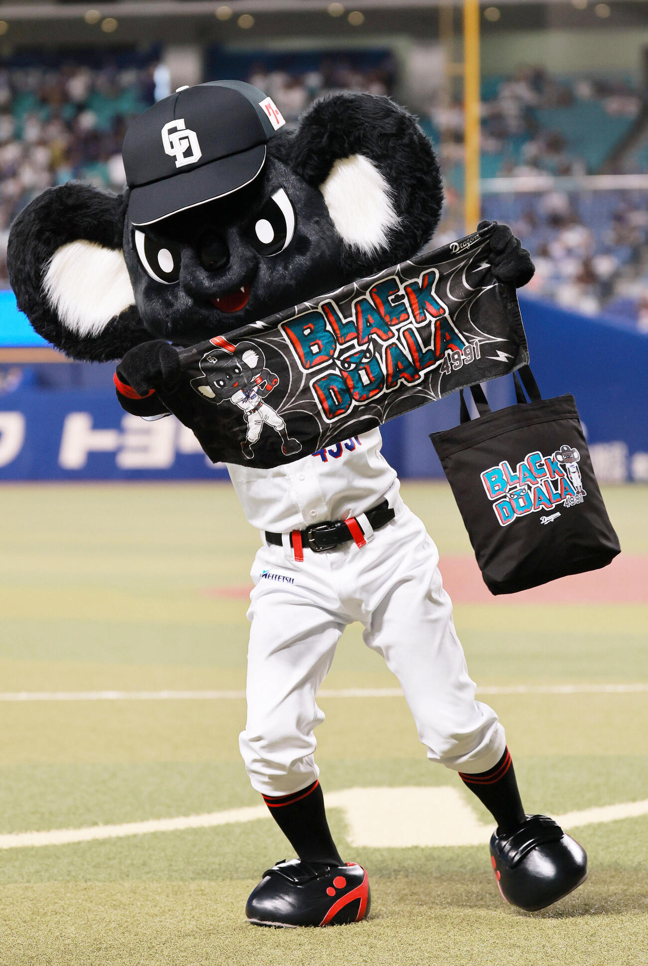 中日対阪神　球場を盛り上げるブラックドアラ（撮影・上山淳一）