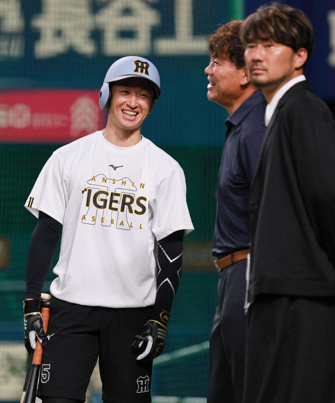 中日対阪神　阪神近本光司（左）は福留孝介氏と笑顔で話す。右は狩野恵輔（撮影・上山淳一）