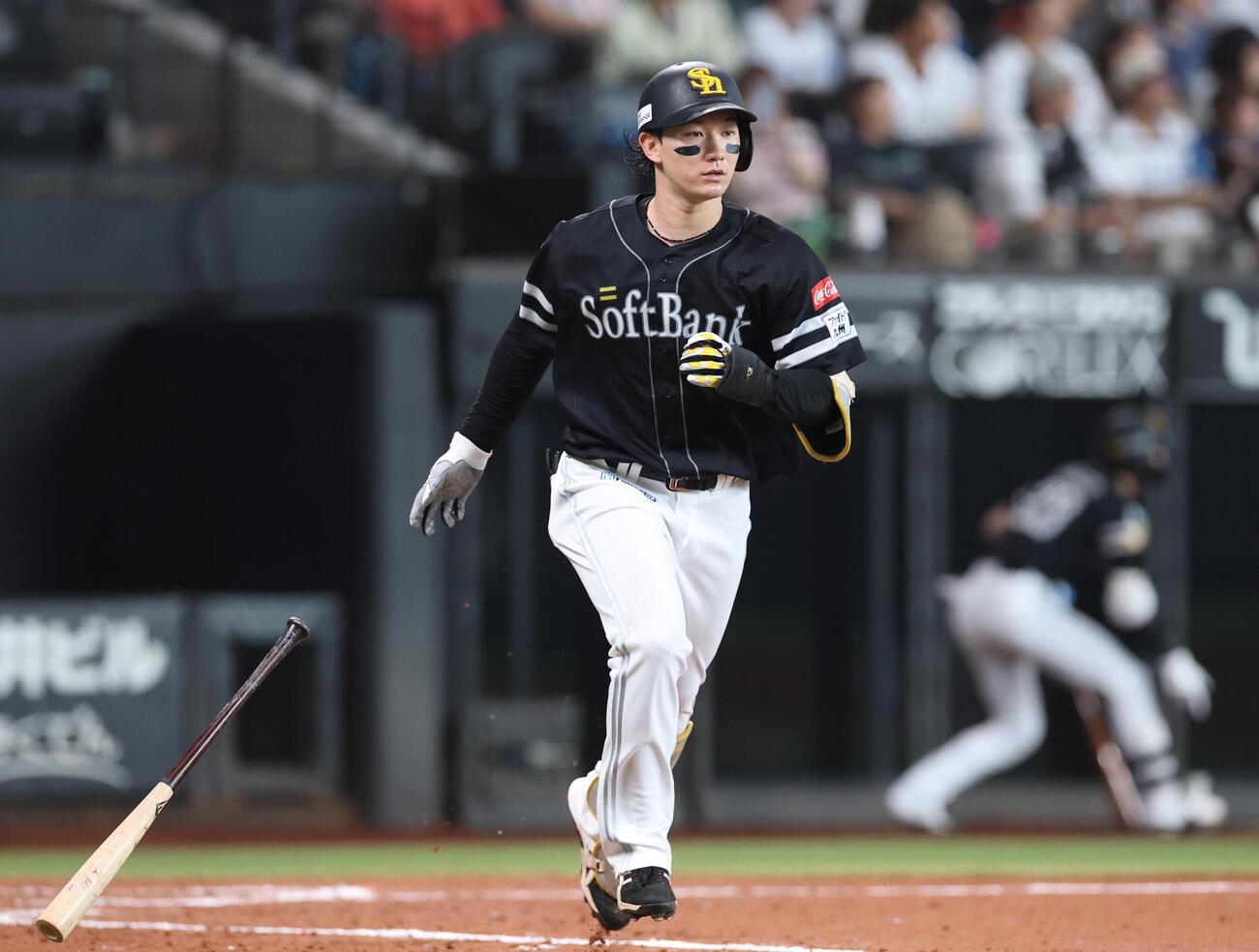 日本ハム対ソフトバンク　5回表ソフトバンク2死、本塁打を放つ正木智也（撮影・黒川智章）