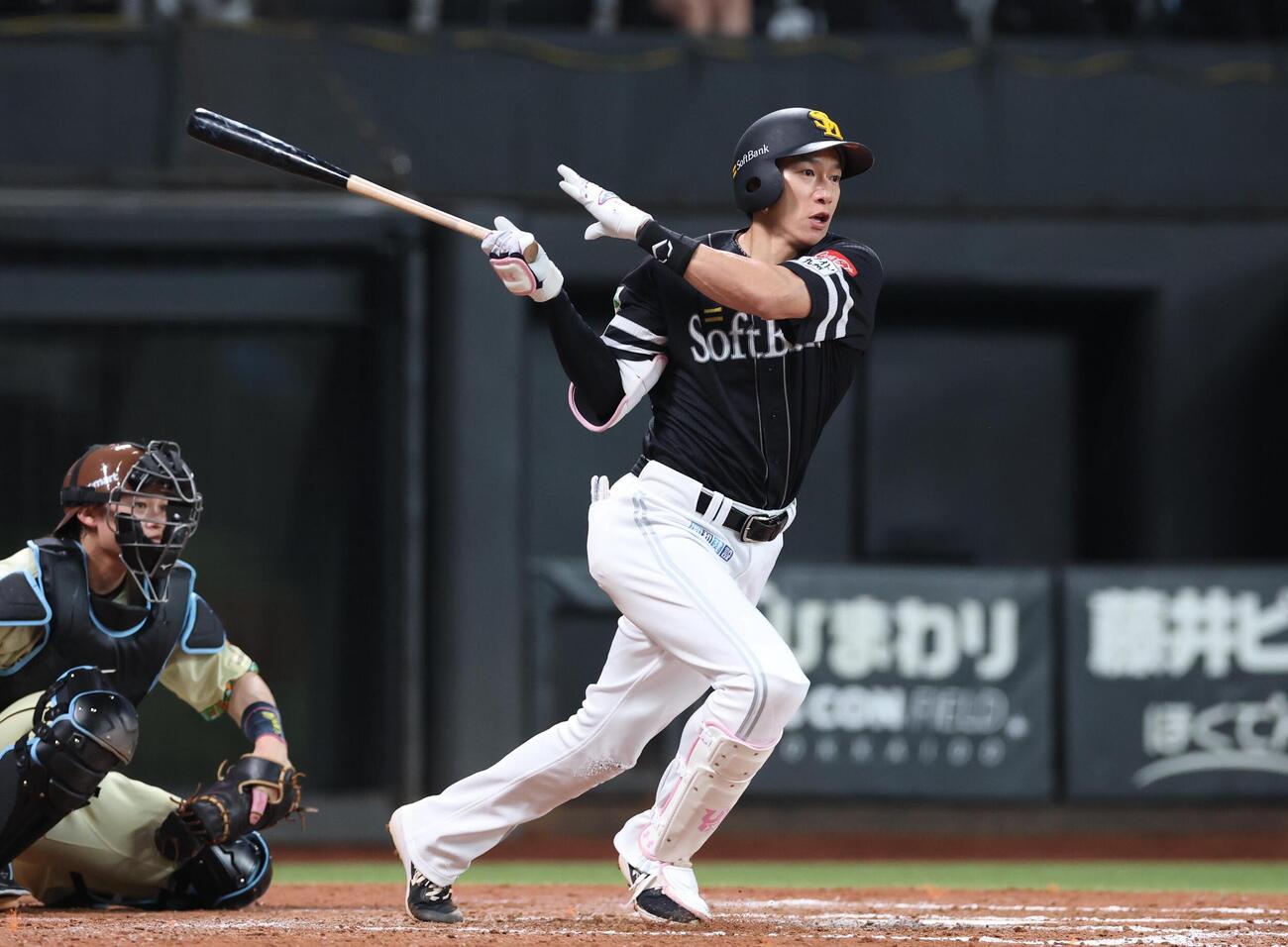 日本ハム対ソフトバンク　9回表ソフトバンク1死、内野安打を放つ柳田悠岐（撮影・黒川智章）