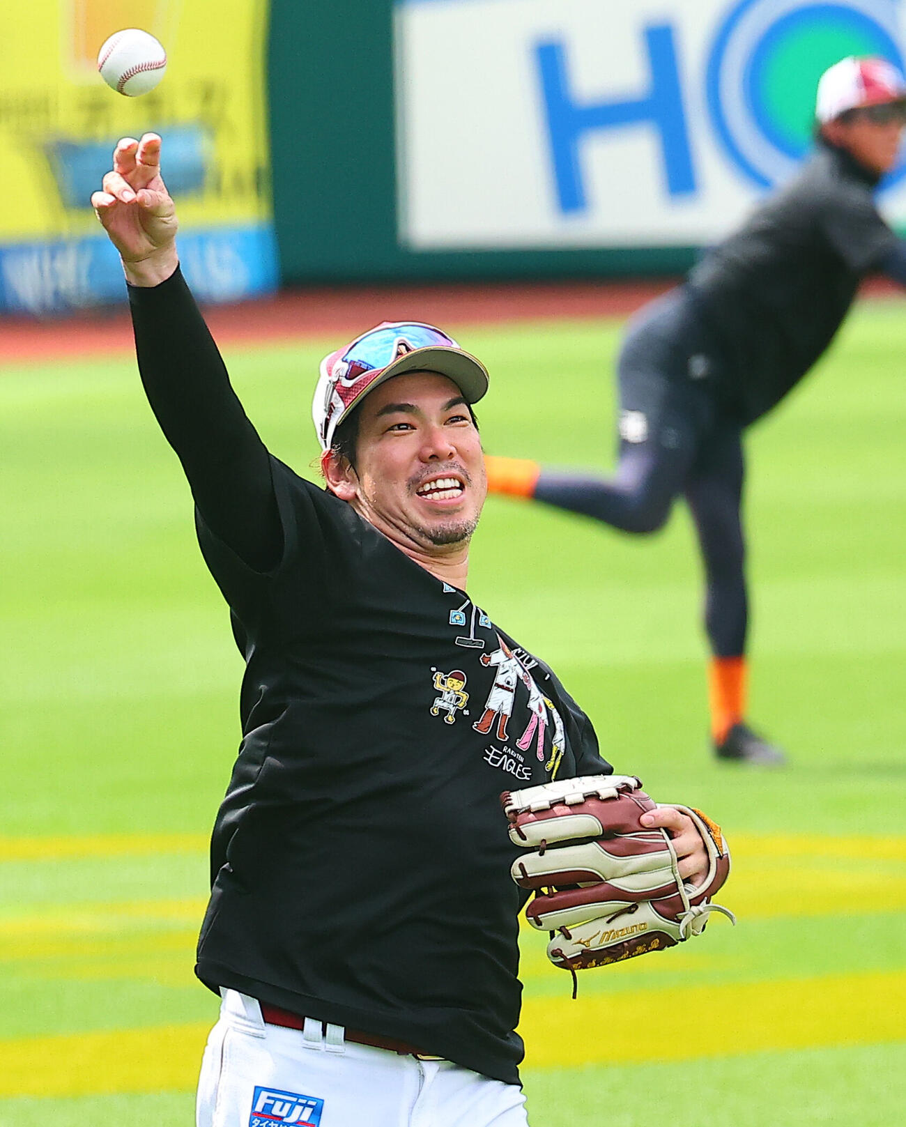 楽天対オリックス　試合前にキャッチボールする楽天前田健太（撮影・野上伸悟）