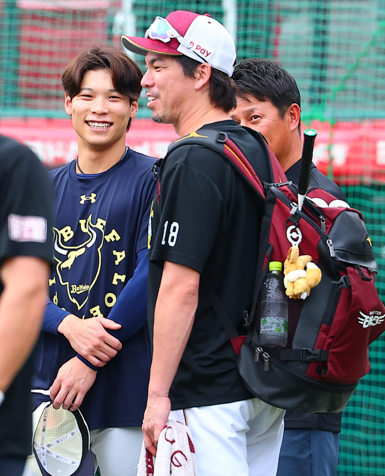 楽天対オリックス　試合前に談笑するPL学園出身者。左からオリックス中川圭太、楽天前田健太、平石洋介氏（撮影・野上伸悟）