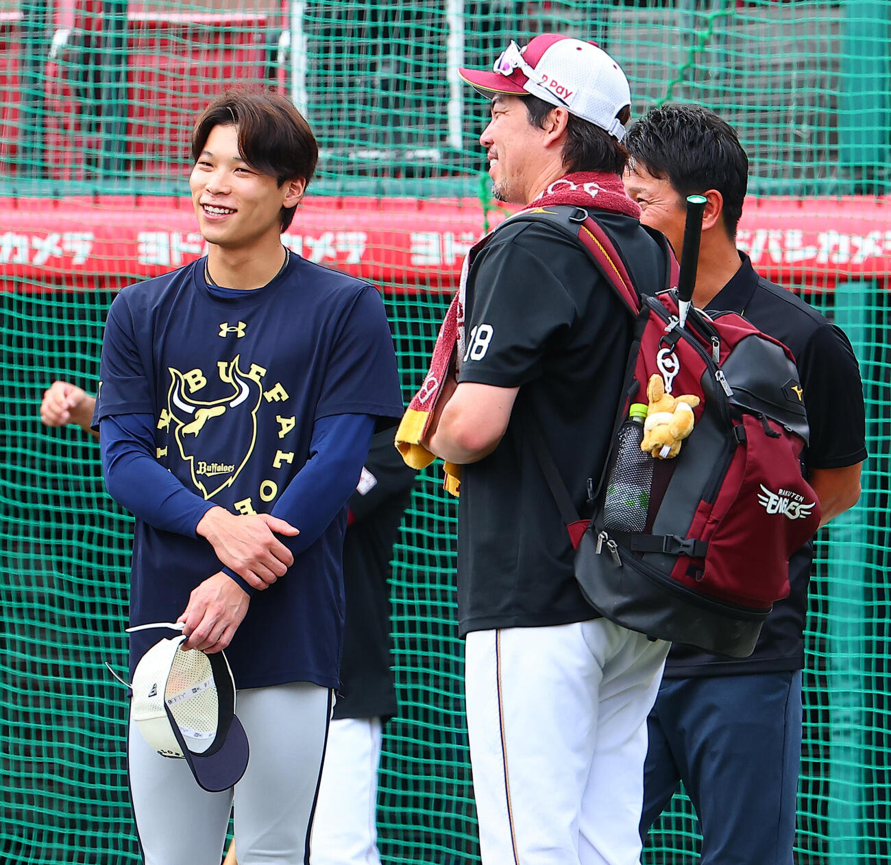 楽天対オリックス　試合前に談笑するPL学園出身者。左からオリックス中川圭太、楽天前田健太、平石洋介氏（撮影・野上伸悟）