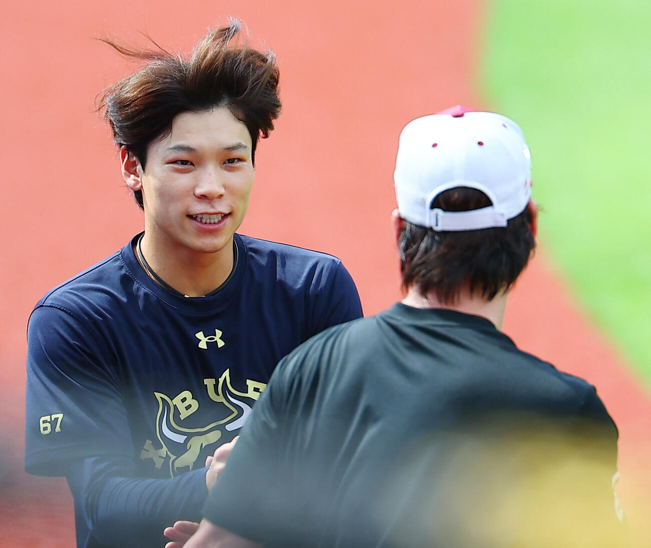楽天対オリックス　PL学園出の先輩、楽天前田健太（手前）にあいさつするオリックス中川圭太（撮影・野上伸悟）