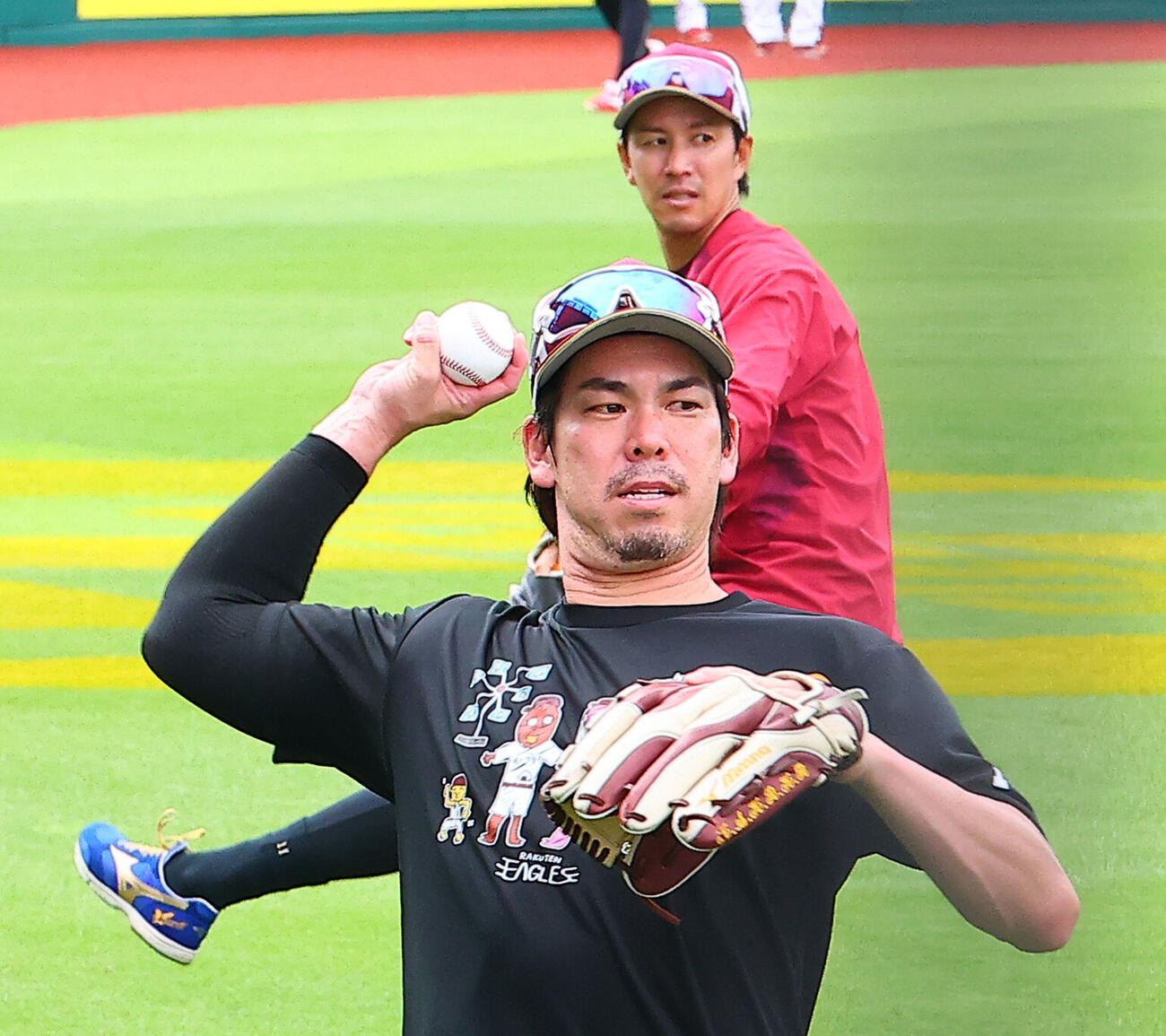 楽天対オリックス　試合前にキャッチボールする楽天前田健太。後方は岸孝之（撮影・野上伸悟）