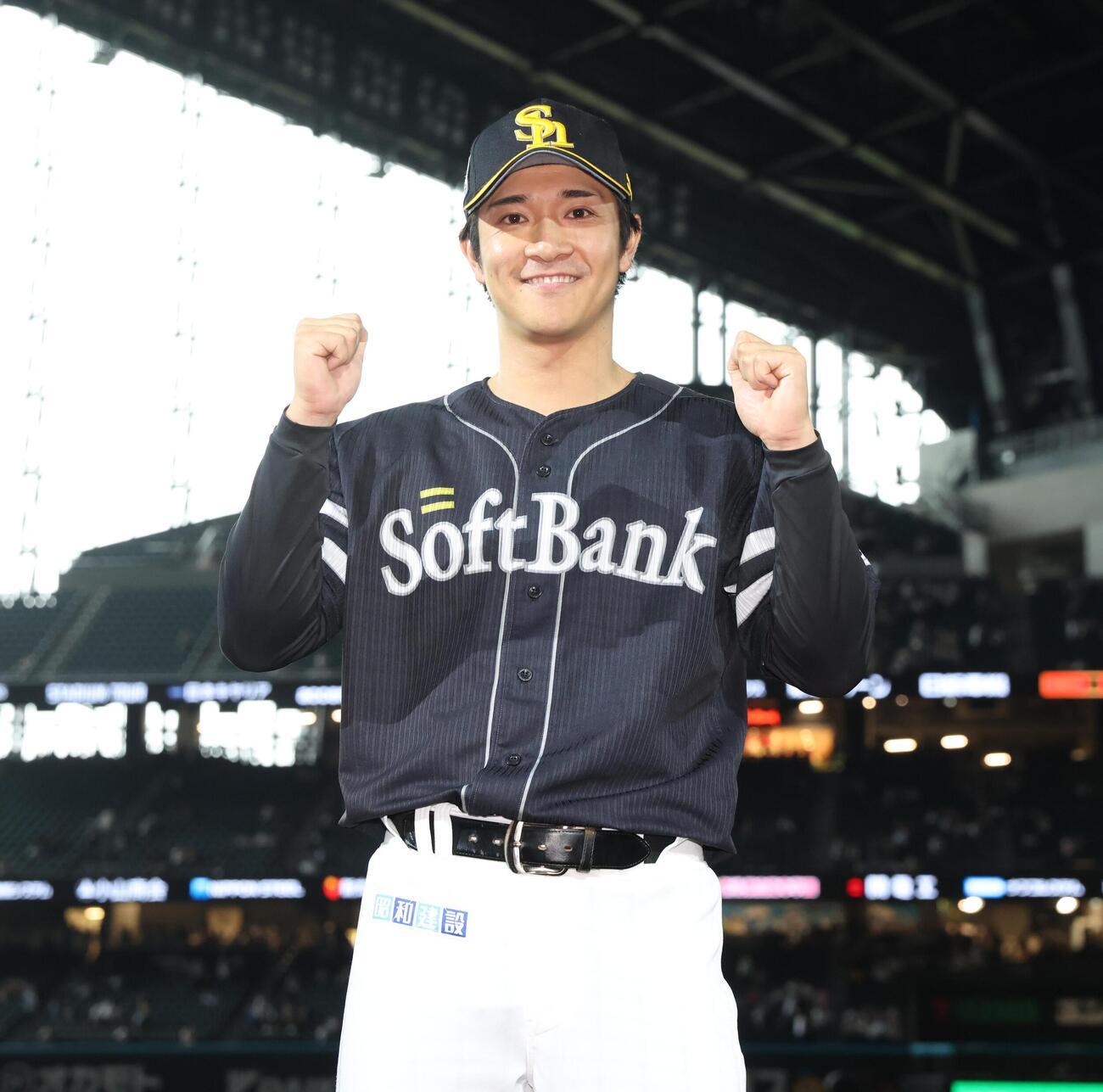 日本ハム対ソフトバンク　試合後、笑顔でガッツポーズの柳町達（撮影・黒川智章）