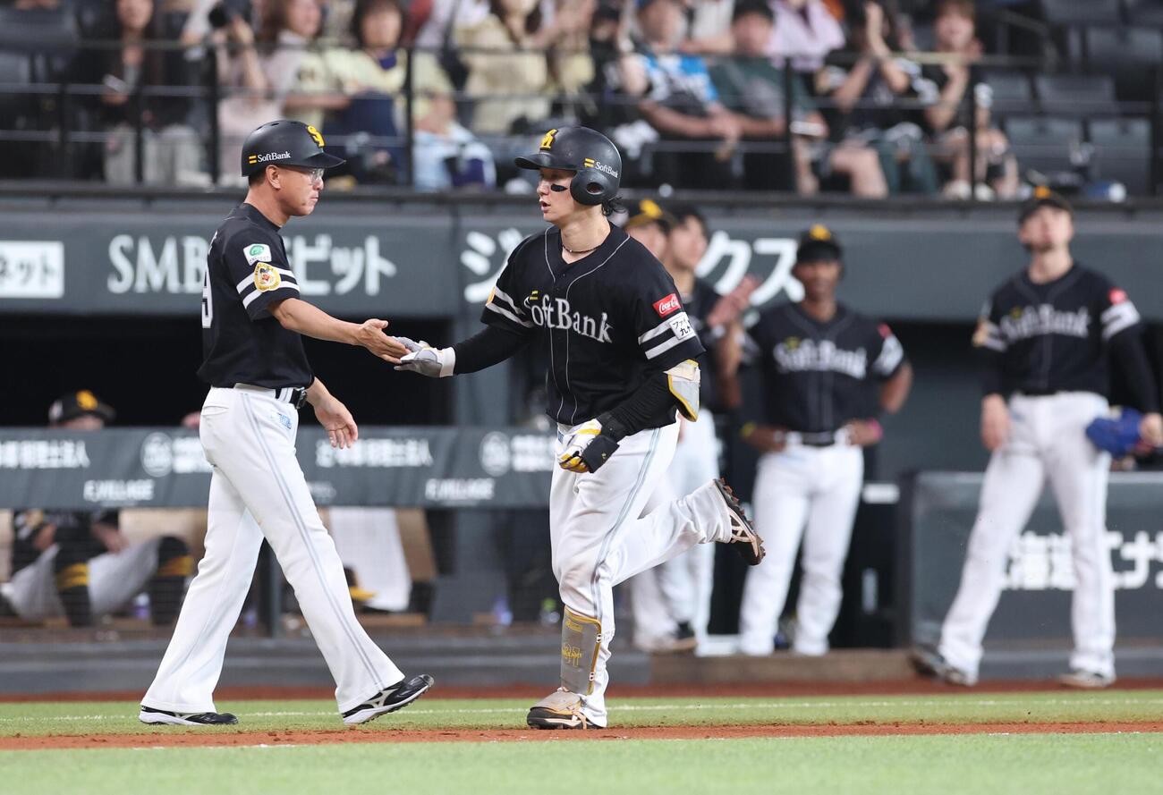 日本ハム対ソフトバンク　5回表ソフトバンク2死、本塁打を放つ正木智也（撮影・黒川智章）