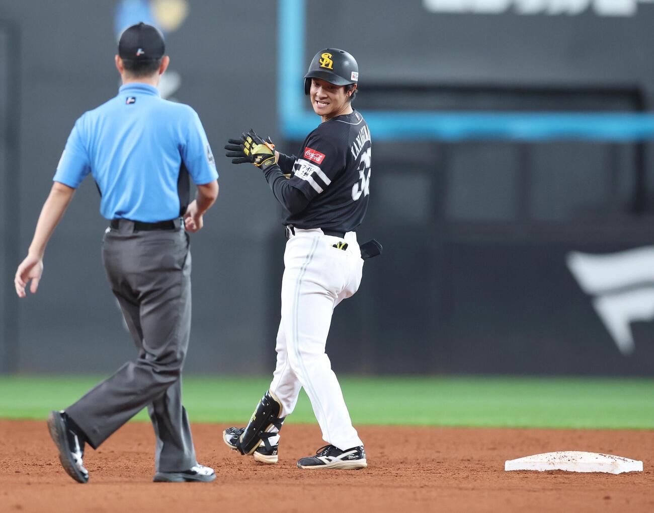 日本ハム対ソフトバンク　9回表ソフトバンク1死一、二塁、適時二塁打を放ち笑顔の柳町達（撮影・黒川智章）