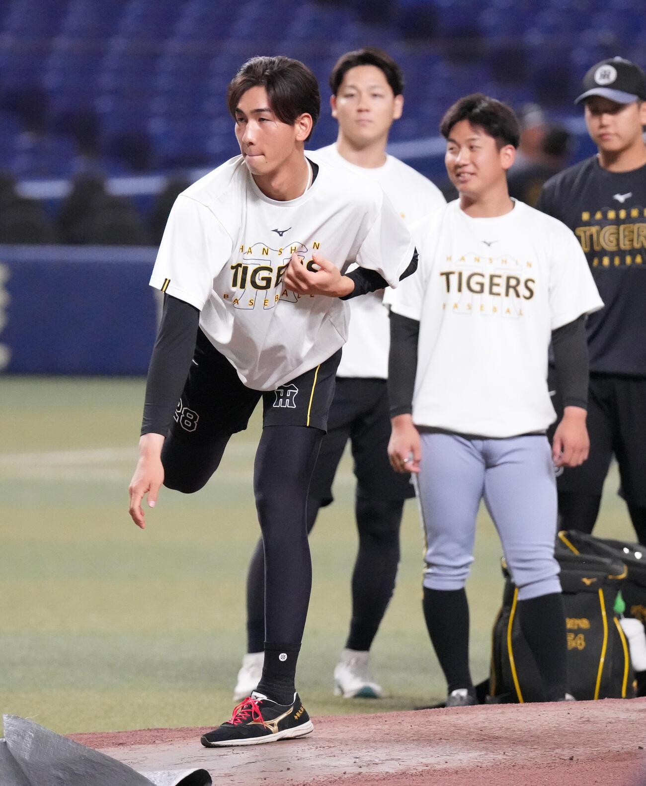 中日対阪神　試合前、今朝丸裕喜（左）はマウンドの状態を確かめる（撮影・森本幸一）