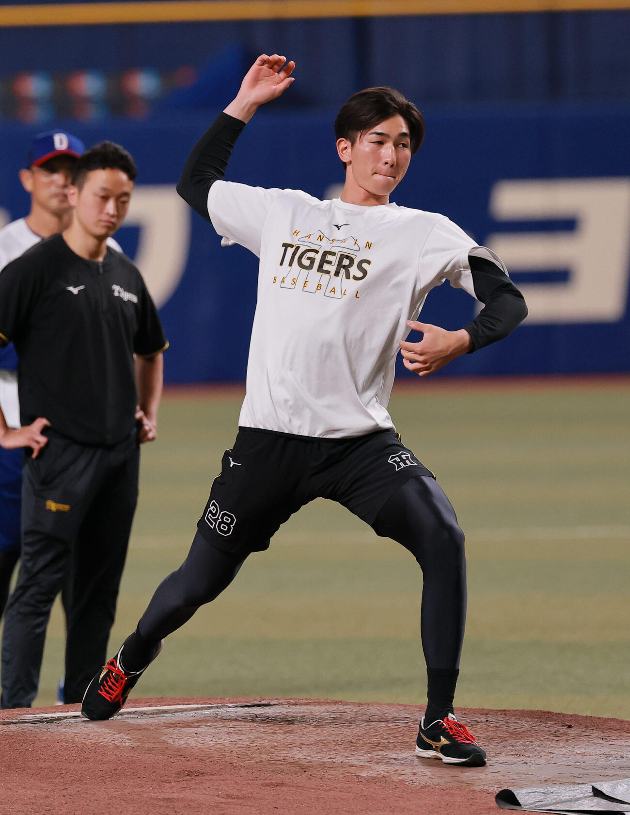 中日対阪神　バンテリンドームのマウンドを確かめる阪神今朝丸裕喜（撮影・上山淳一）