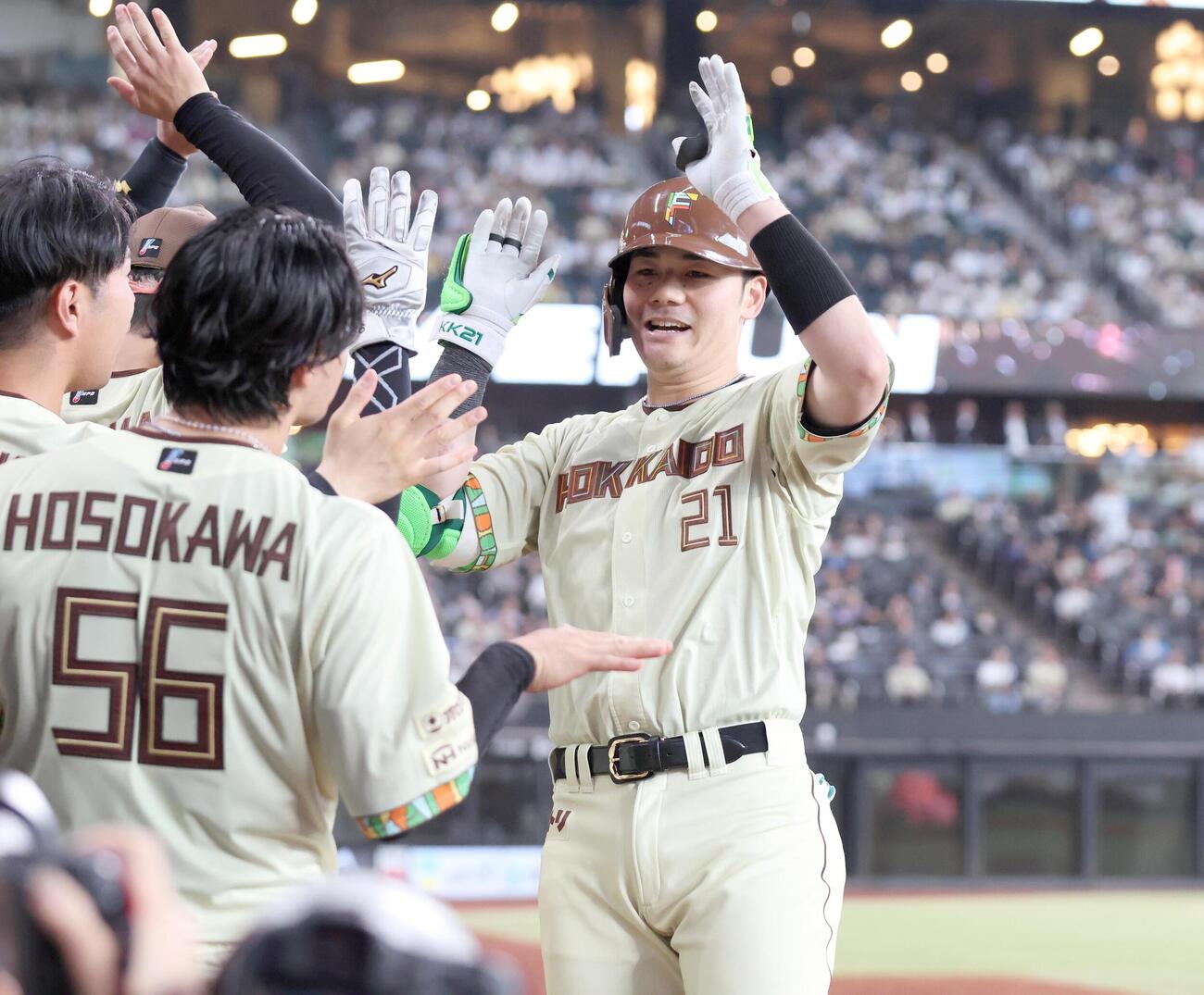 日本ハム対ソフトバンク　9回裏、本塁打を放ちナインに出迎えられる清宮幸太郎（撮影・黒川智章）