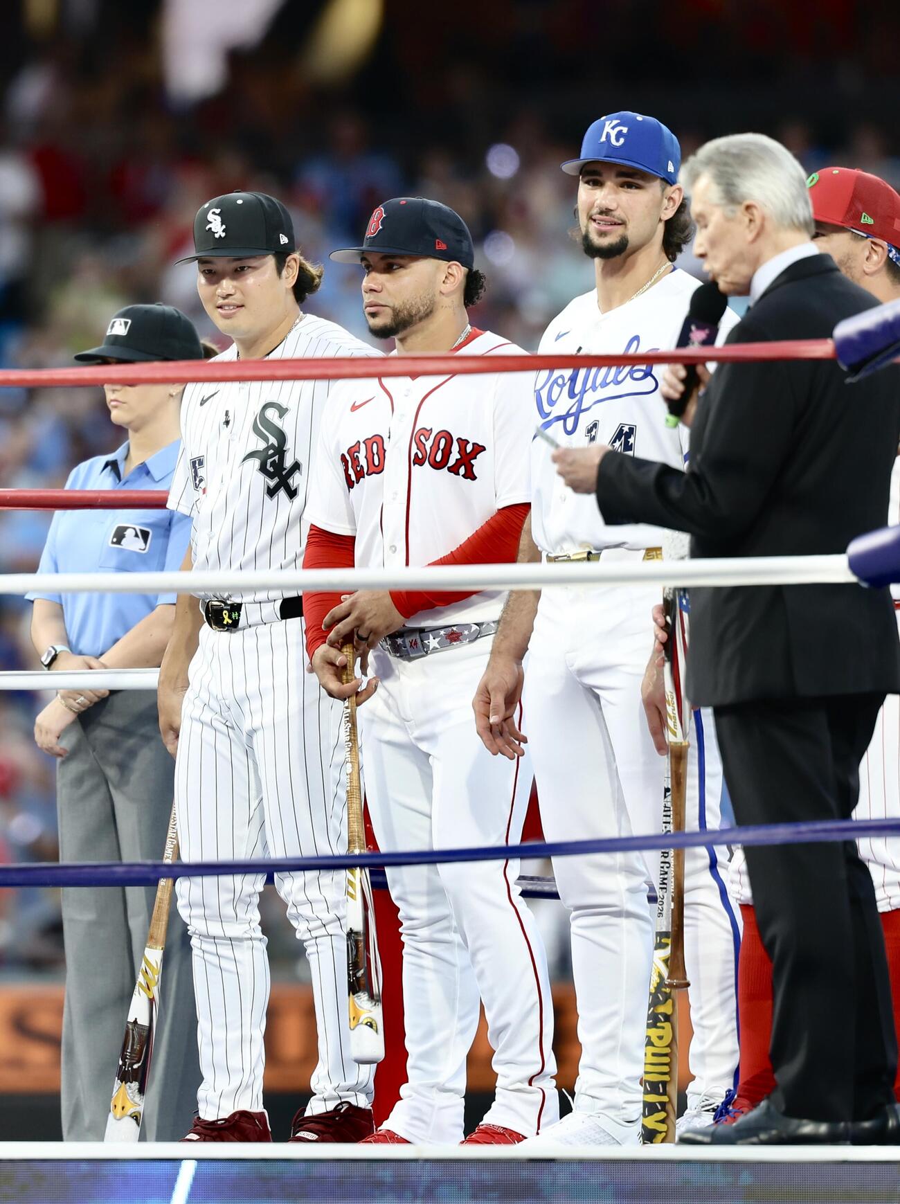 MLBホームランダービーでリングに入場する、左からホワイトソックス村上宗隆、レッドソックスのウィルソン・コントレラス、ロイヤルズのジャック・カグリオン（撮影・河田真司）