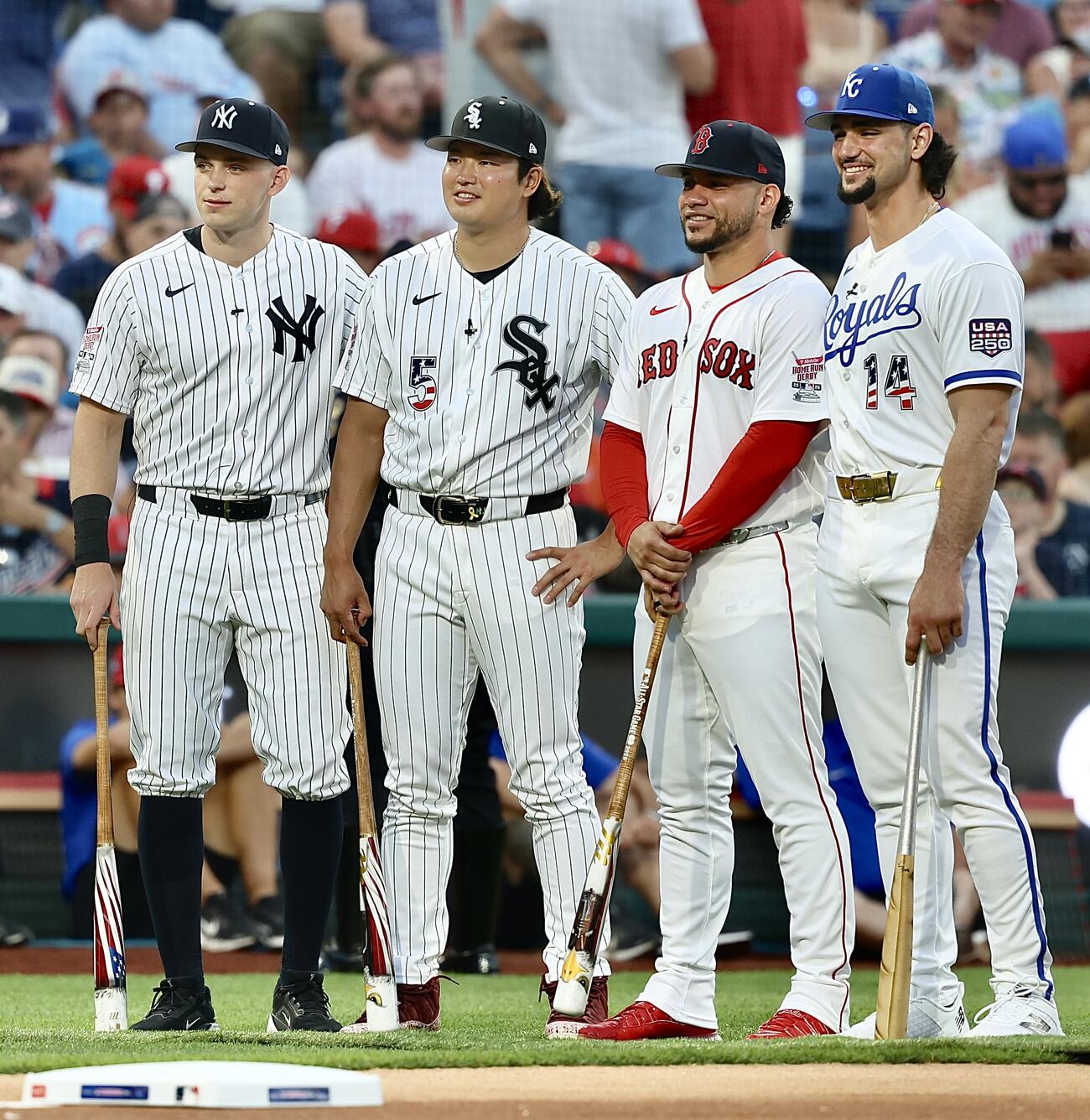 MLBホームランダービーで写真に納まる、左からヤンキースのベン・ライス、ホワイトソックス村上宗隆、レッドソックスのウィルソン・コントレラス、ロイヤルズのジャック・カグリオン（撮影・河田真司）