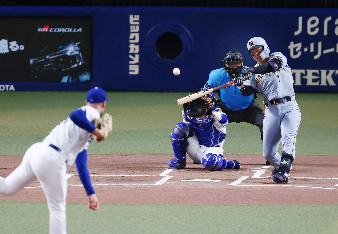 中日対阪神　1回表阪神2死、森下翔太は先制ソロ本塁打を放つ。投手カイル・マラー（撮影・加藤哉）