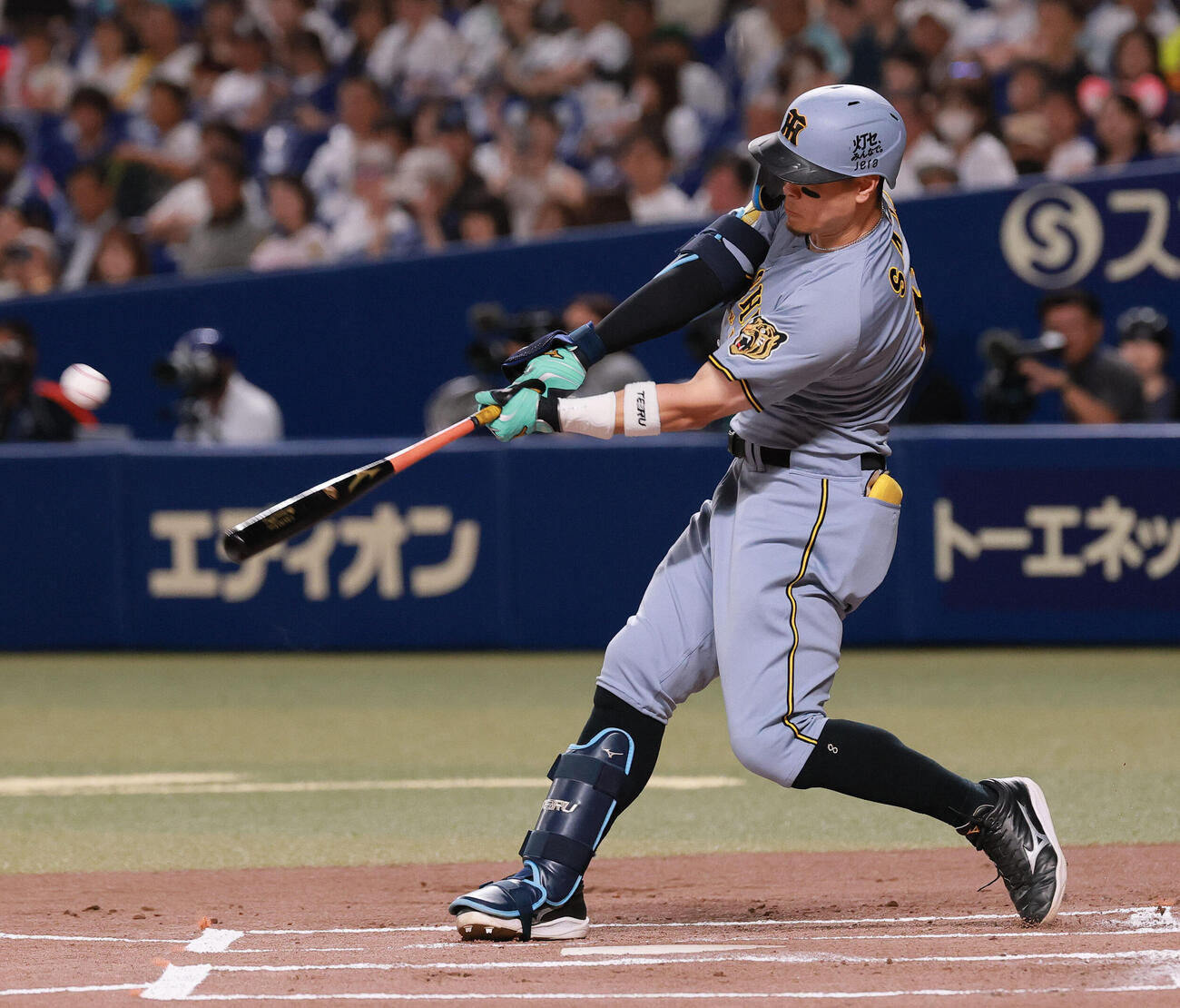 中日対阪神　1回表阪神2死、佐藤輝明はソロ本塁打を放つ（撮影・上山淳一）