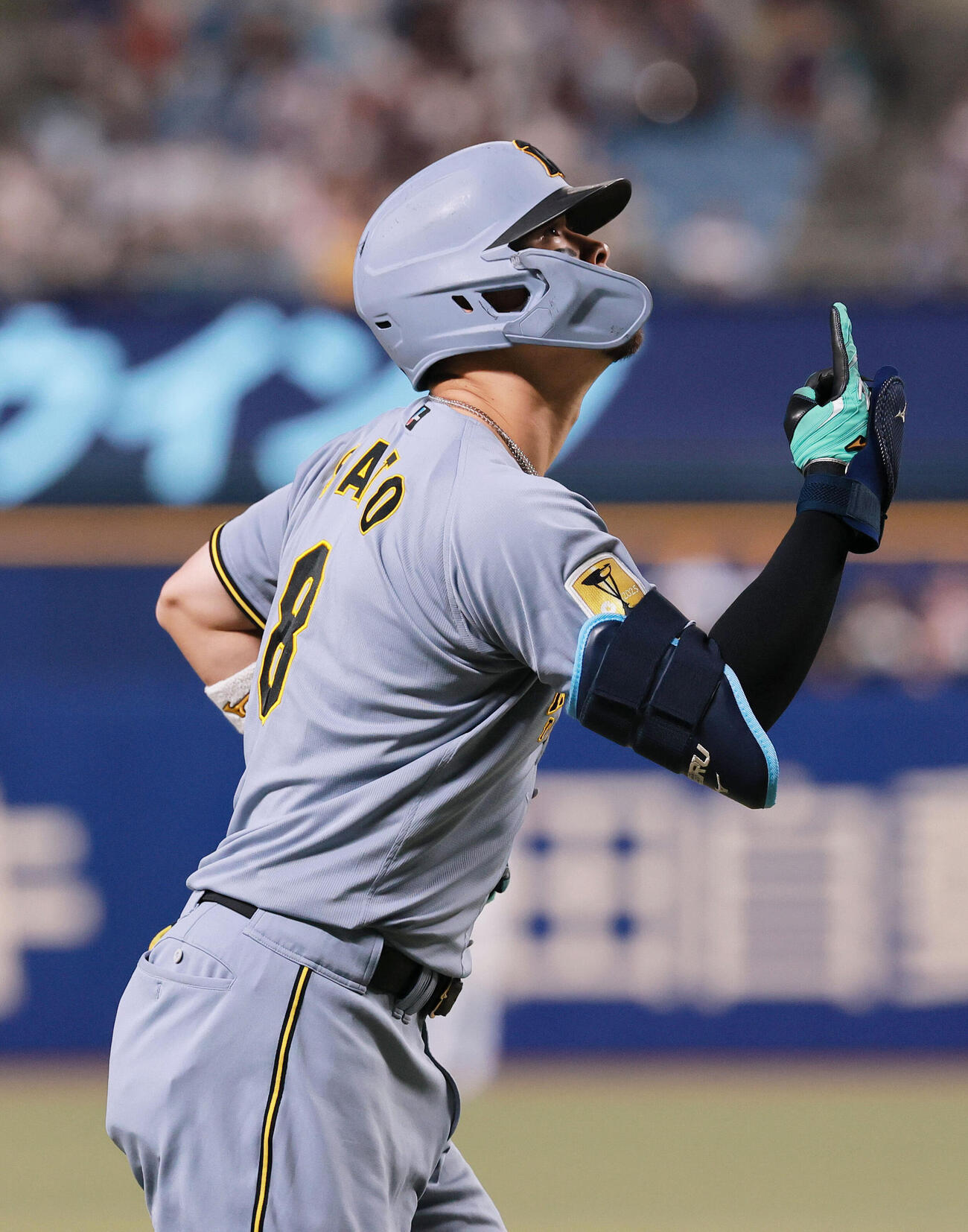 中日対阪神　1回表阪神2死、佐藤輝明はソロ本塁打を放ちダイヤモンドを1周する（撮影・上山淳一）