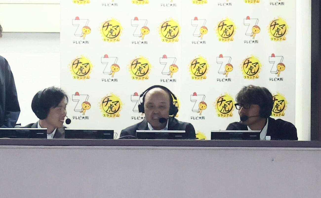中日対阪神　テレビ中継の解説を行う岡田彰布オーナー付顧問。右は狩野恵輔氏（撮影・加藤哉）