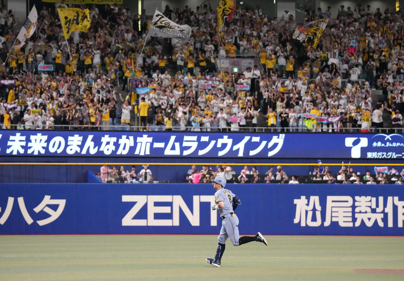 中日対阪神　1回表阪神2死、本塁打を放ちダイヤモンドを回る佐藤輝明（撮影・森本幸一）