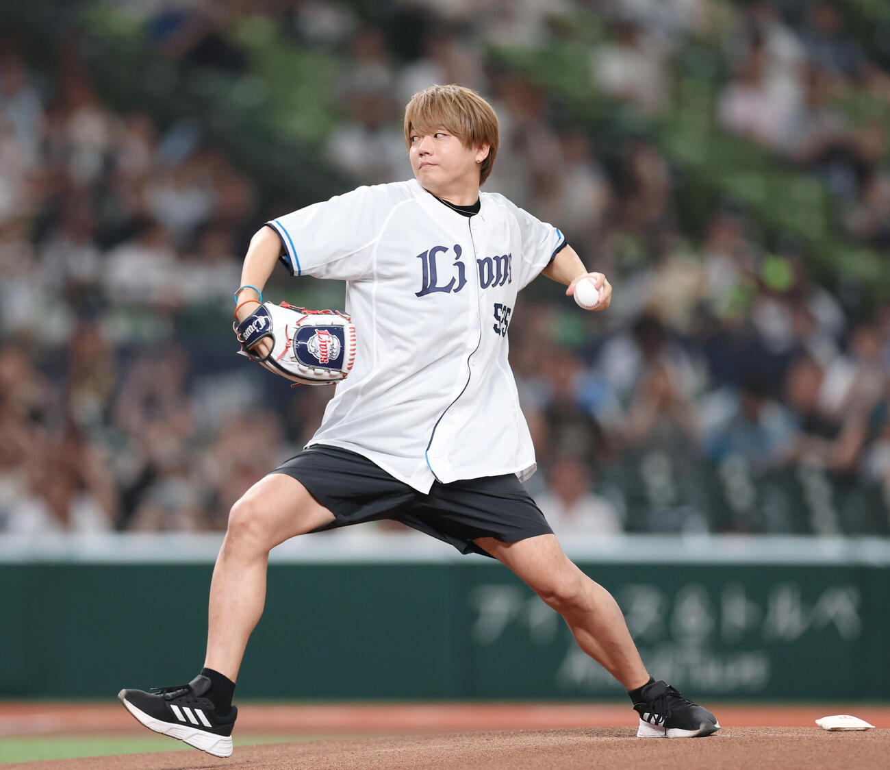 西武対ロッテ　ファーストピッチに登場しためいちゃん（撮影・増田悦実）