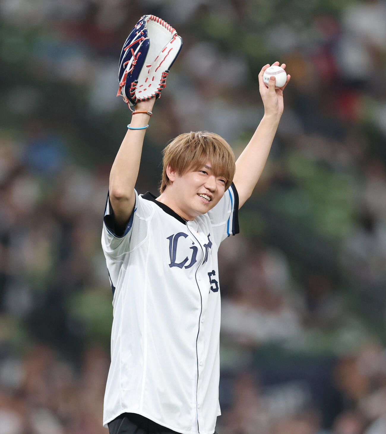 西武対ロッテ　ファーストピッチに登場しためいちゃん（撮影・増田悦実）
