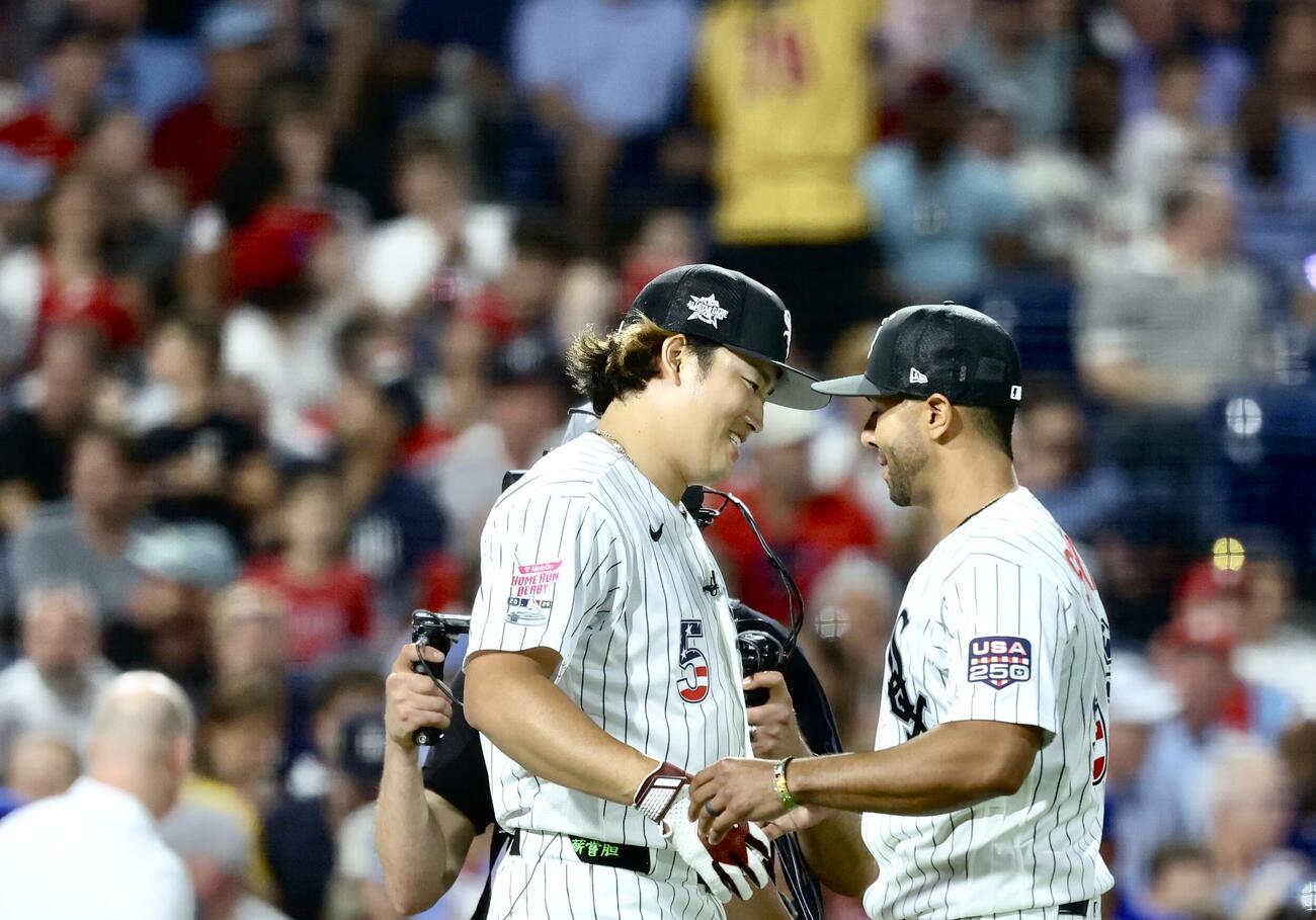 MLBホームランダービー第1ラウンドの打席を終え、笑顔を見せるホワイトソックス村上宗隆（左）（撮影・河田真司）
