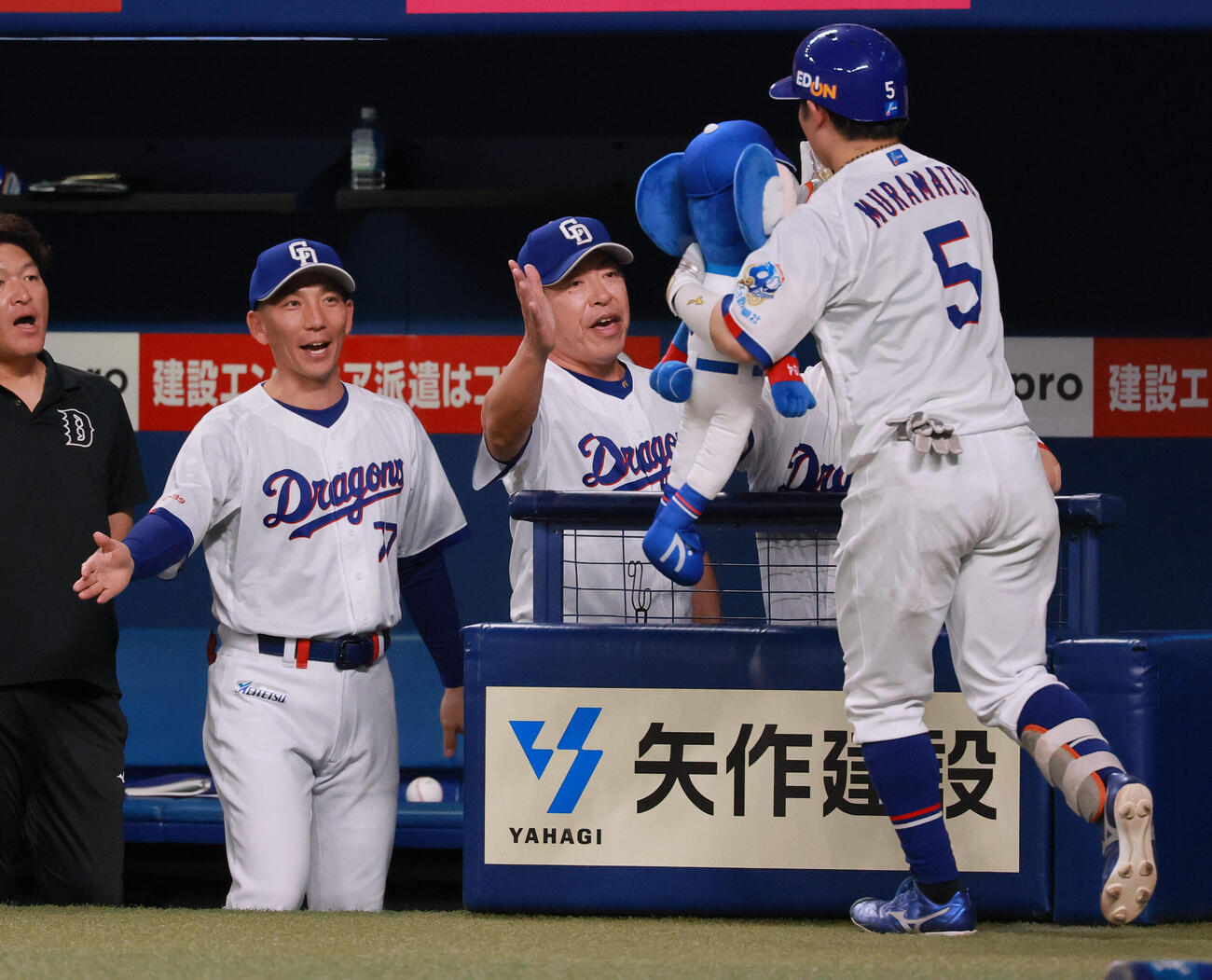 中日対阪神　4回裏中日2死、ソロ本塁打を放った村松開人（手前）を出迎える井上一樹監督と嶋基宏ヘッドコーチ（左）（撮影・上山淳一）