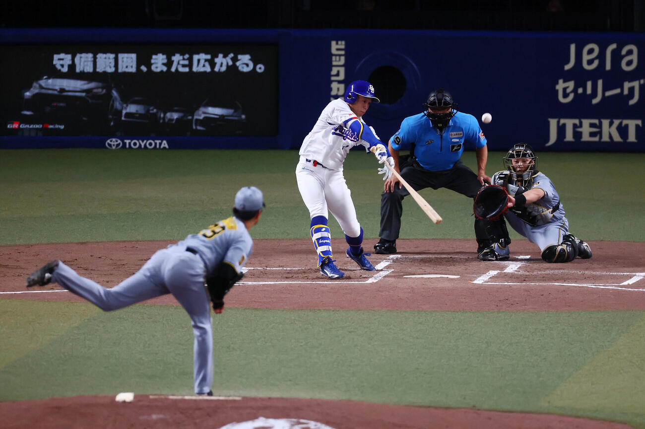中日対阪神　1回裏中日無死、左飛を打ち上げる岡林勇希。投手高橋遥人（撮影・加藤哉）